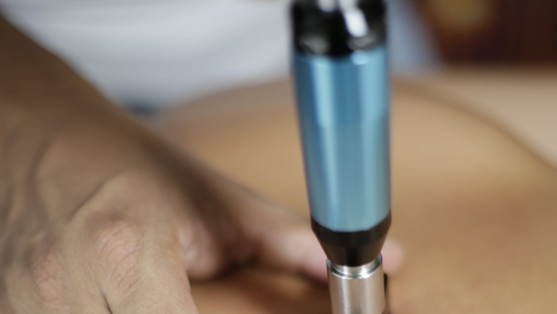 Shockwave therapy applicator delivering acoustic pulses to soft tissue